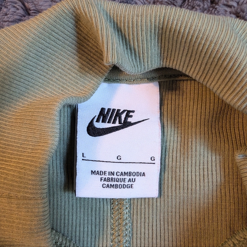 Nike top - Picture 2 of 4
